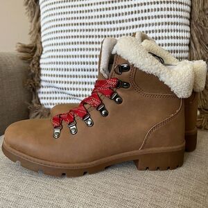 NEW lace up Boots Sz 7 Memory Foam Temperature Rated